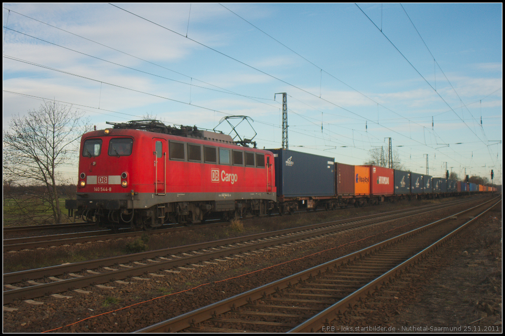 DB Schenker 140 544-8 und einem Containerzug am 25.11.2011 in Nuthetal-Saarmund