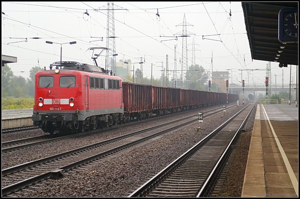 DB Schenker 140 774-1 mit Eanos-Wagen (gesehen Berlin Schönefeld Flughafen 09.09.2010 - Update: 03/2012 verkauft an Eisenbahnen und Verkehrsbetriebe Elbe Weser GmbH)