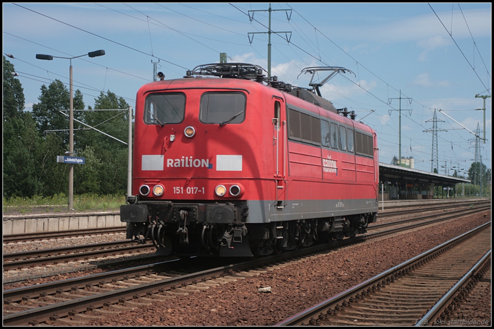 DB Schenker 151 017-1 durchfhrt am 09.07.2011 den leeren Bahnhof Berlin Schnefeld Flughafen