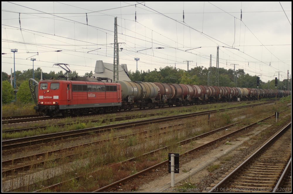 DB Schenker 151 063-5 mit Kesselzug am 09.09.2011 in Magdeburg Hbf.