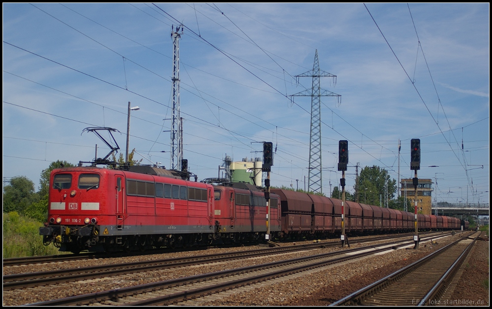 DB Schenker 151 106-2 und die Schwesterlok 151 113-8 mit einem Erzzug am 23.07.2012 zum Personalwechsel in Berlin Schnefeld Flughafen