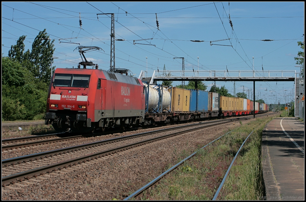 DB Schenker 152 104-6 mit Container Richtung Seddin (gesehen Nuthetal-Saarmund 16.06.2010)