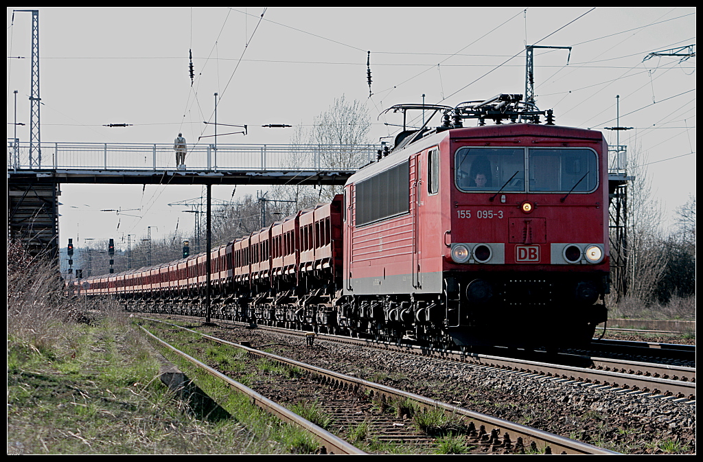 DB Schenker 155 095-3 mit Seitenkippwagen aus dem Gegenlicht (Nuthetal-Saarmund 07.04.2010)