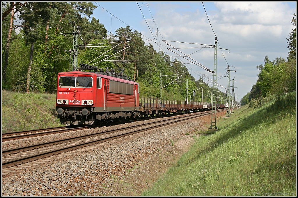 DB Schenker 155 135-7 mit Rungenwagen Richtung Berlin (Grnheide Fangschleuse 25.05.2010)