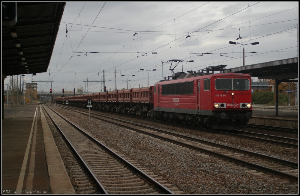 DB Schenker 155 183-7 mit Fans-Wagen (gesehen Berlin Schönefeld Flughafen 03.11.2010)