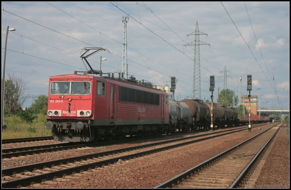 DB Schenker 155 202-5 mit einem gemischtem Güterzug in Berlin Schönefeld Flughafen 10.07.2011
<br><br>
Upgrade: Verschrottet in Opladen am 17.03.2015