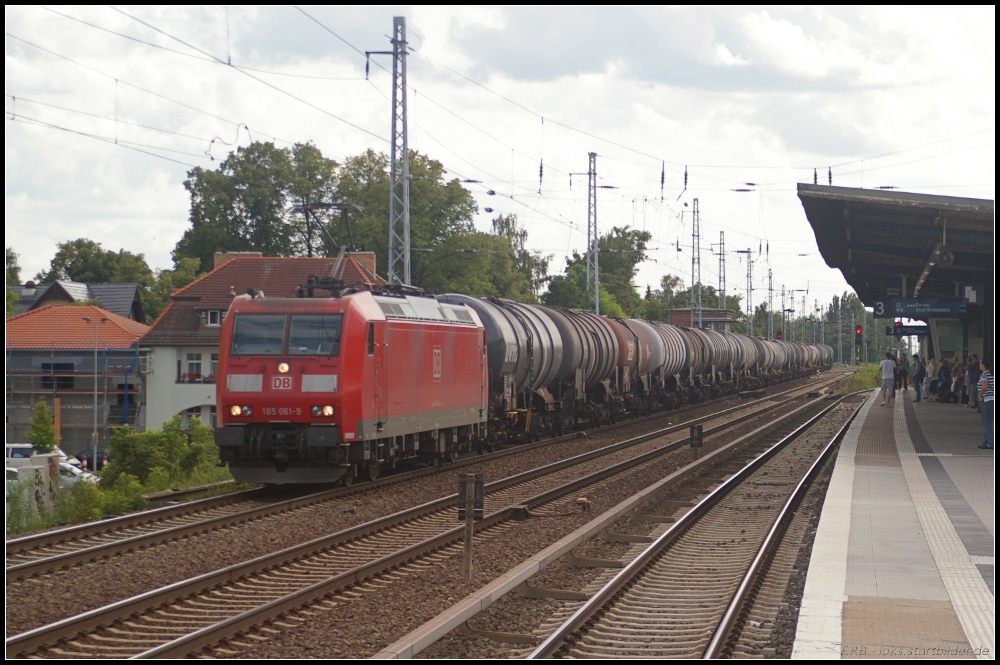 DB Schenker 185 061-9 mit Kesselwagenzug (gesehen Berlin Karow 19.07.2011)