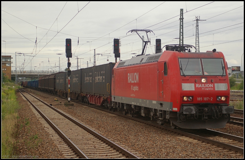 DB Schenker 185 187-2 mit einem gemischten Güterzug Richtung Süden (gesehen Berlin Schönefeld Flughafen 17.07.2011)