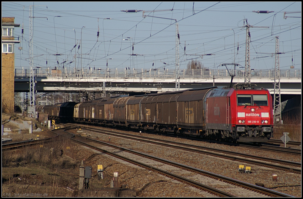 DB Schenker 185 216-9 mit einem Zug aus Schiebewandwagen Richtung Süden (gesehen Berlin Schönefeld Flughafen 19.03.2011)