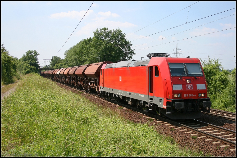 DB Schenker 185 365-4 und Kali-Zug und offener Tür für bessere Lüftung (gesehen Lehrte-Ahlten b. Hannover 24.06.2010)