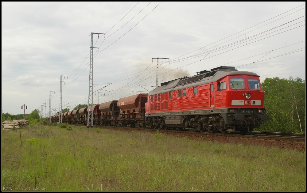 DB Schenker 233 040-5 blubbert am 10.05.2012 gemchlich mit Schttgut durch die Berliner Wuhlheide