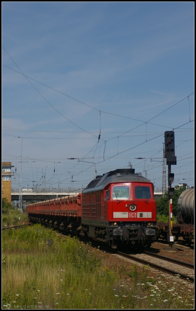 DB Schenker 233 233-6 mit Fans- und Niederbordwagen am 23.07.2012 in Berlin Schnefeld Flughafen