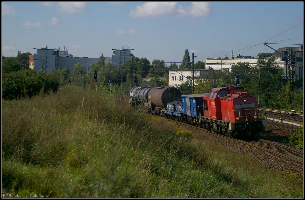 DB Schenker 298 330-2 mit Eichwagen der Firma Fricke und zwei Kesselwagen am 13.09.2012 in Berlin Bornholmer Strae