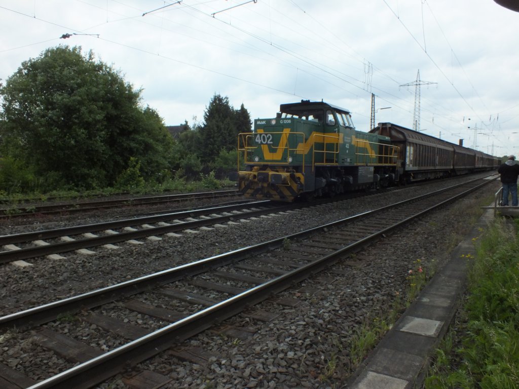 DE 402 (98 80 0275 903-9 D-DE) durchfhrt am 3.6.13 mit einigen Schiebewandwagen Ratingen-Lintorf.