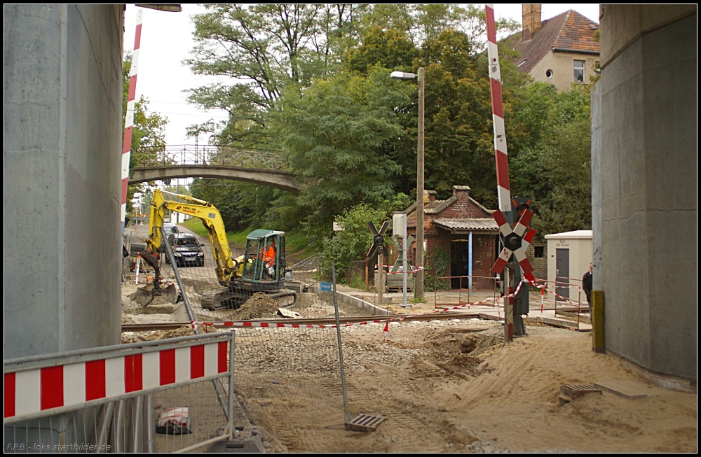 Den Schrankenwrter gibt es schon lange nicht mehr, nun wurden auch Brckenbauwerk und Gleise erneuert. Die Schranken werden als nchstes ausgetauscht (gesehen Cottbus 05.10.2010)