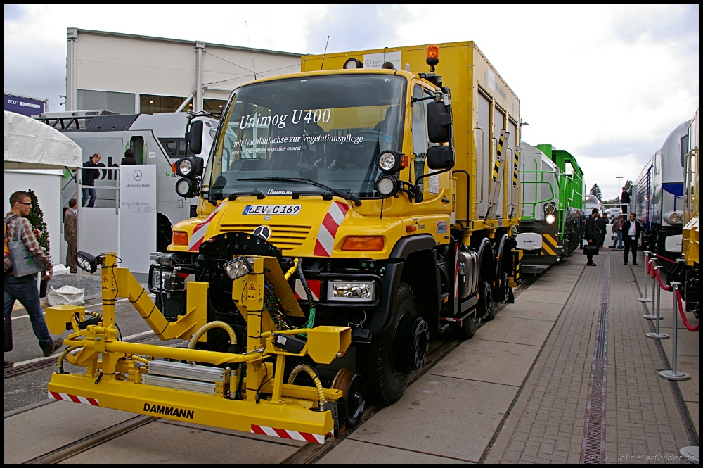 Den Unimog U400 kann man in verschiedenen Varianten ordern, hier ist er mit den Gerten fr die Vegetationspflege ausgerstet (INNOTRANS 2010 Berlin 21.09.2010)