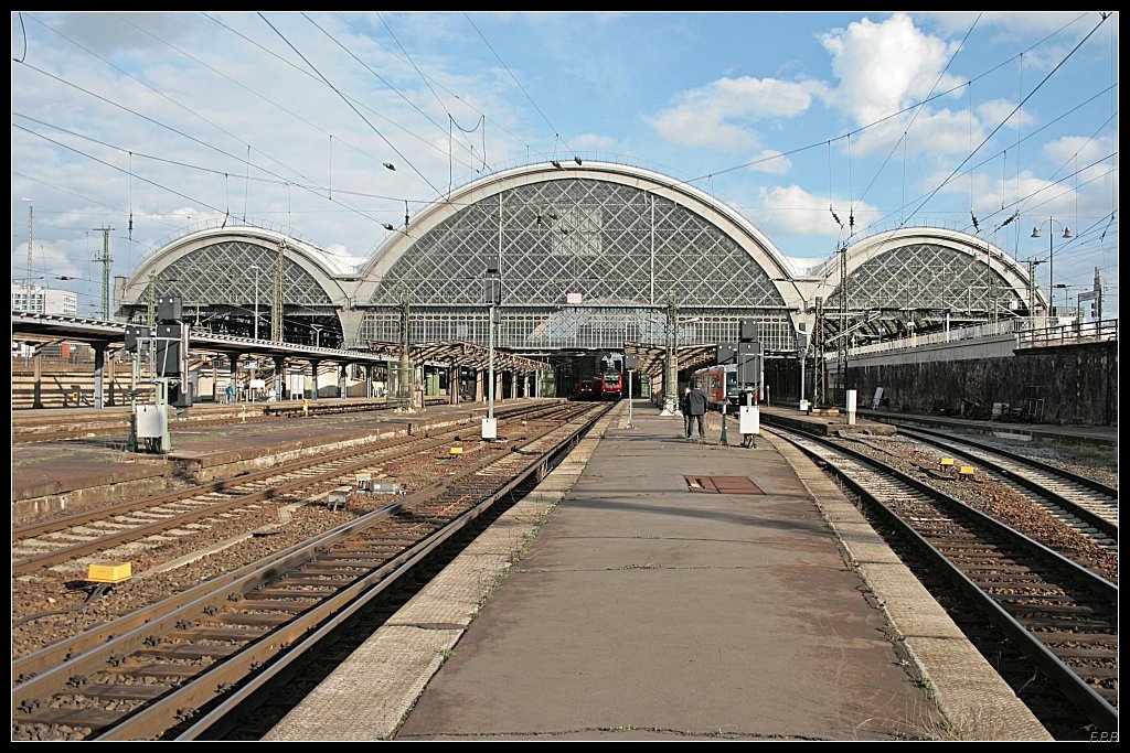 Der Bahnhof wird zur Zeit aufwendig saniert, man kann auf den Bahnsteigen die rostigen Stahlskelette der Bedachung noch erkennen. Auch soll der Bahnhof spter weniger Energie verbrauchen als bisher. Links oben halten die Zge der S-Bahn Dresden, in der Haupthalle die Regio- und Nahzge und rechts oben die Frenverkehrszge (Dresden Hauptbahnhof, 27.03.2010)