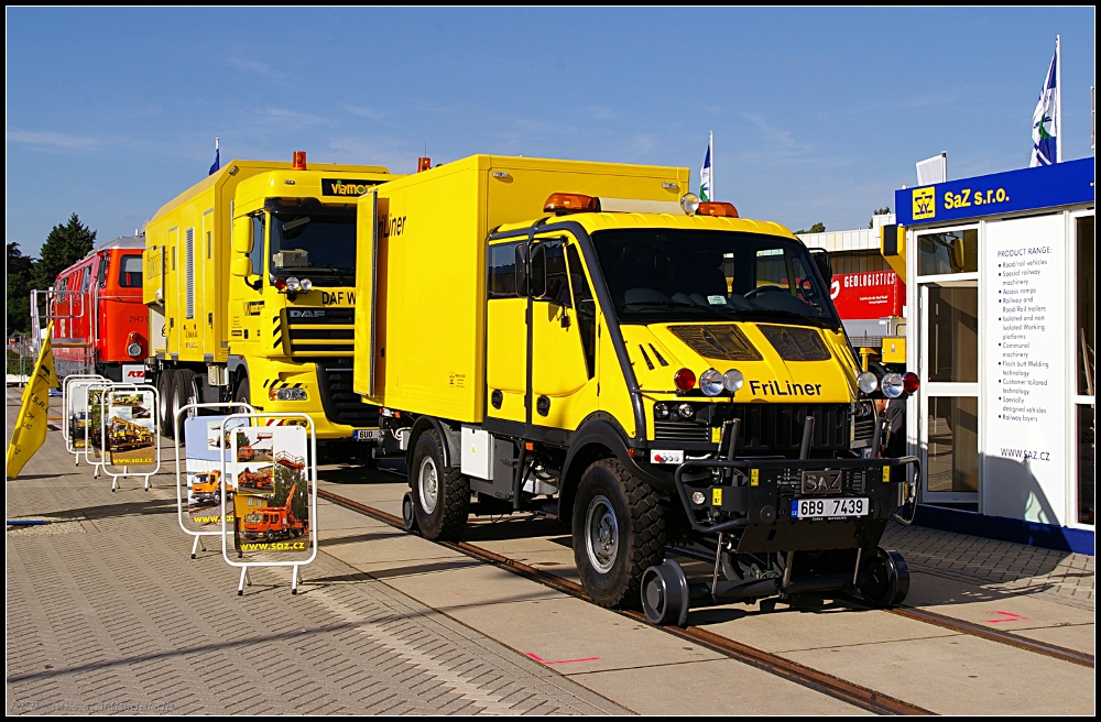 Der FriLiner der Firma SaZ aus der Tschechischen Republik ist ein universaler Zweiwege-Trger, der fr einen schnellen Wechsel der Aufbauten konzipiert ist (INNOTRANS 2010, gesehen Berlin 22.09.2010)