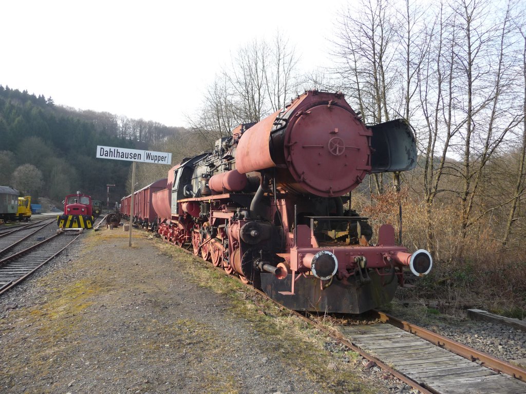 Der Verein Wupperschiene hat sein Domizil in Dahlhausen (Wupper) bei Radevormwald. Museumsbetrieb kann auf der stillgelegten Bahnstrecke nicht angeboten werden, auch weil die Fahrzeuge nicht fahrf�hig sind. Die Aufarbeitung dieser inzwischen stark verrosteten 52.80 w�rde wohl den finanziellen Rahmen sprengen. Und so kann man nur am Lokrahmen die verblassenden Anschrift der letzten Untersuchung 1980 ablesen. M�rz 2011