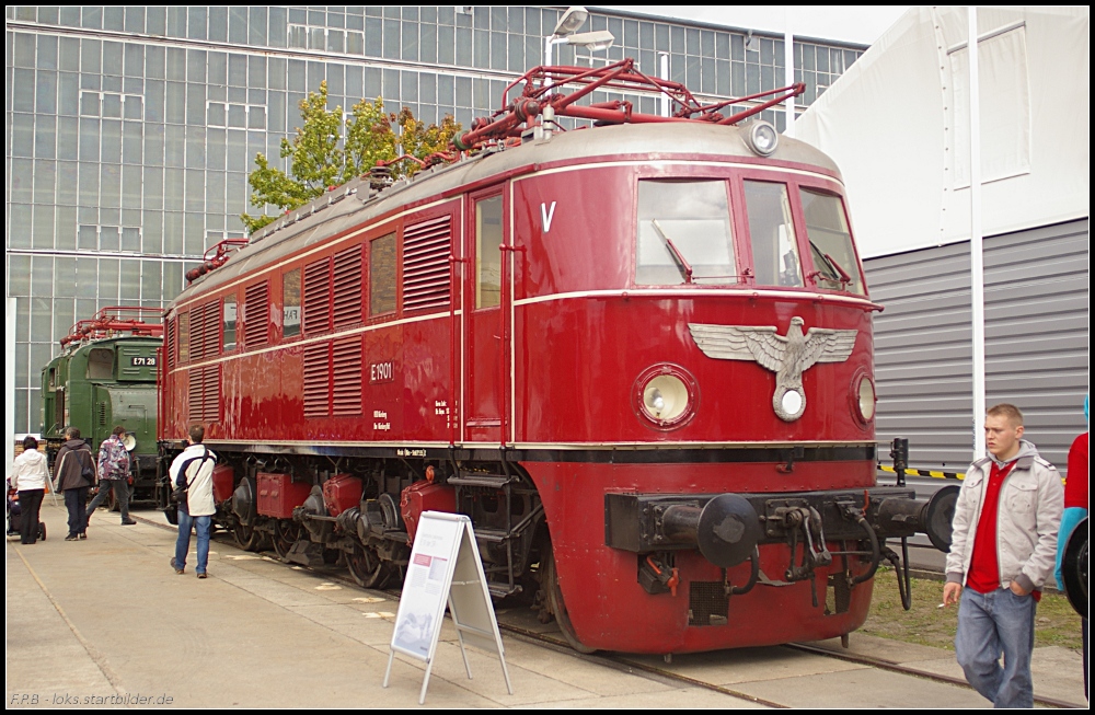 Die E19 war die schnellste E-Lok der Deutschen Reichsbahn, sie fuhr 180 km/h schnell, könnte konstruktionsbedingt auch 225 km/h erreichen. E19 01 wurde noch bei AEG gebaut und fuhr bis Mitte der 70er Jahre (Tag der offenen Tür Bombardier Hennigsdorf 18.09.2010)