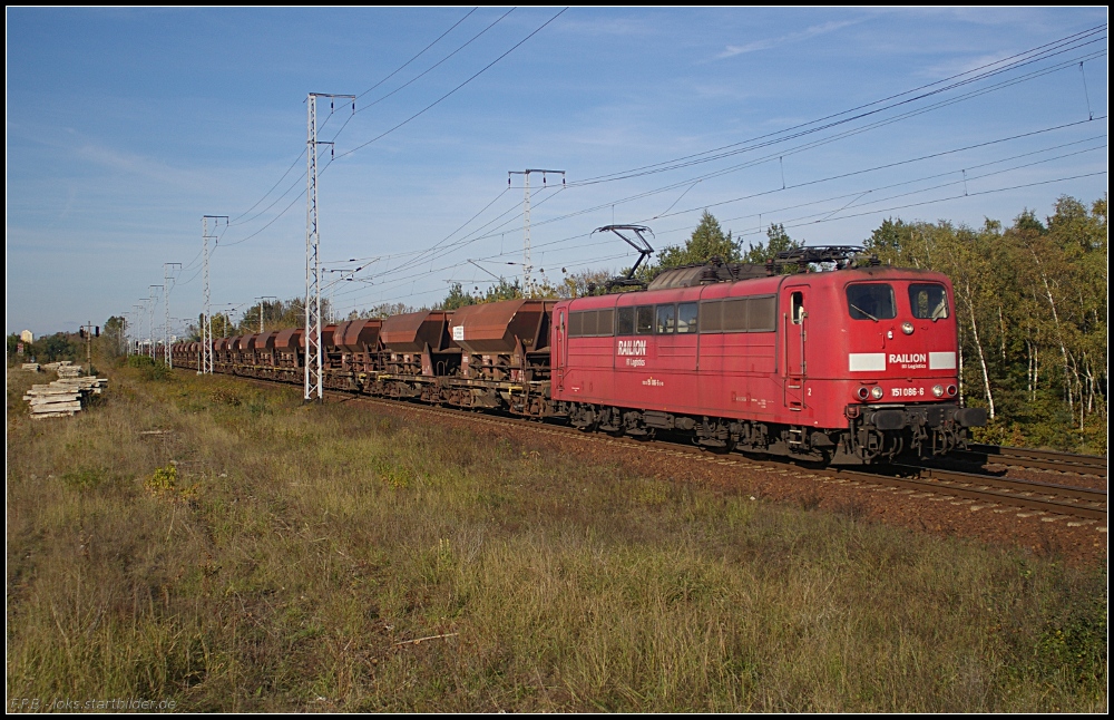 Die verkehrsrote DB Schenker 151 086-6 mit Schttgut unterwegs in Richtung Eichgestell (gesehen Berlin Wuhlheide 13.10.2010)