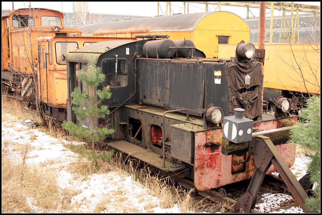 DR 100 493-6 noch in alter Erscheinung wurde bei EKO Trans zu Bauzwecken eingesetzt. Die K II stammt aus dem Jahr 1934 (Henschel FNr. 22290/1934, K II, B-dm - .05.1934 geliefert an DRG K 4493 /DR 100 493-6 +07.09.1988 /1992 EKO Stahl, Eisenhttenstadt  72  (05.1996 vh, 08.2001 a vh, gesichtet Eisenhttenstadt 24.12.2009)