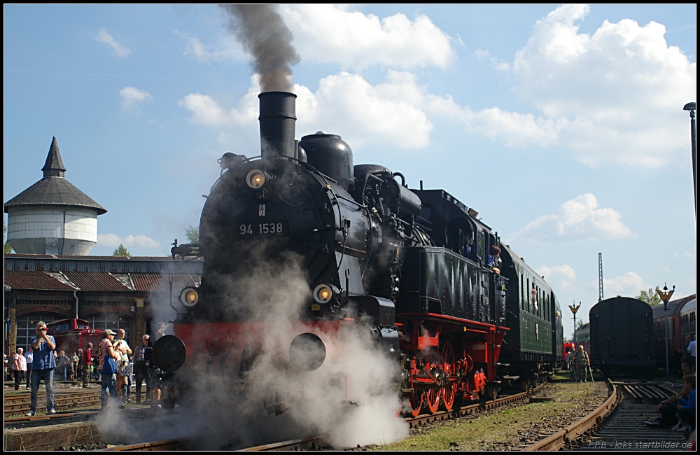 DR 94 1538 mit reichlich Dampf zieht den Sonderzug vom Bw-Gelände (7. Berliner Eisenbahnfest, Bw Schöneweide 12.09.2010)