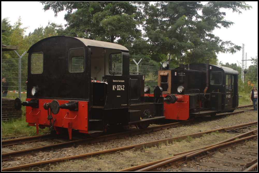 DRG Kö 0242 und Kö 4125 stehen am Eingang zum Bw-Gelände (gesehen 10.09.2011 beim 8. Berliner Eisenbahnfest Bw Schöneweide)