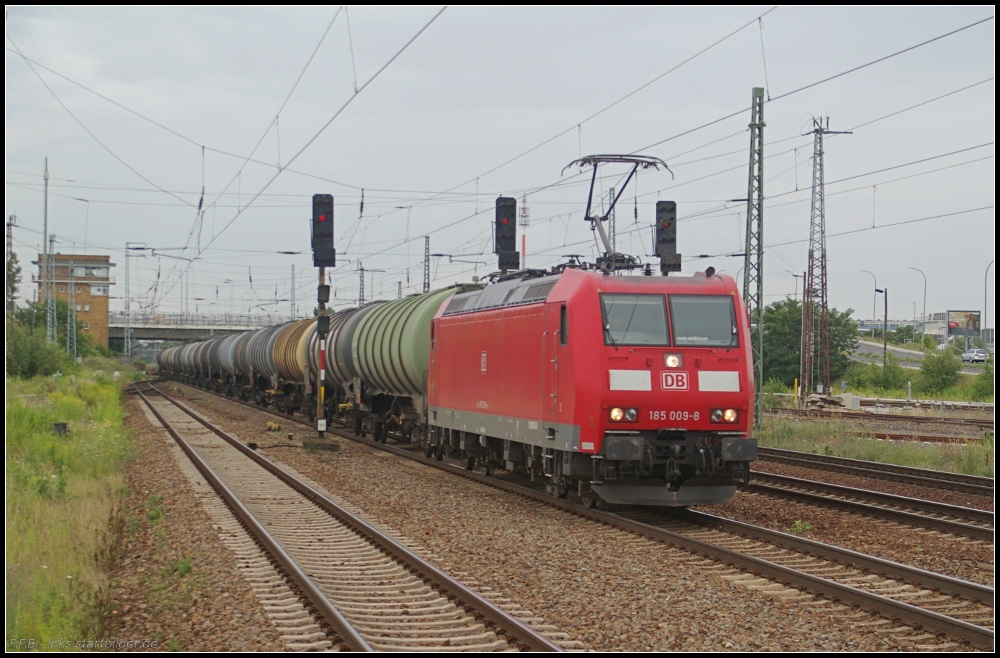 Eigentümer ist DB Schenker Rail, doch laut railcolor.net ist die Lok an RBH vermietet. Jedenfalls zieht 185 009-8 am 17.07.2011 einen Kesselzug durch Berlin Schönefeld Flughafen (NVR-Nummer 91 80 6185 009-8 D-DB)