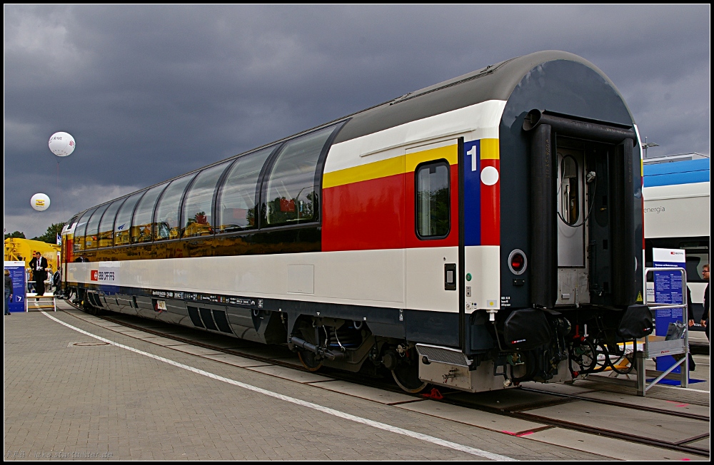 Ein auch uerlich modernisierter Panaoramawagen der SBB (Apm 61 85 19-90 110-1 CH-SBB, INNOTRANS 2010 Berlin 21.09.2010)