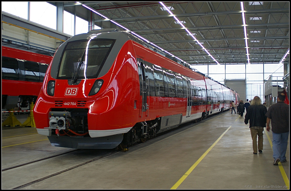 Ein bereits fertiger Elektrotriebwagen der Baureihe 442, er wird nach der Auslieferung bei der S-Bahn Nrnberg eingesetzt (Tag der offenen Tr Bombardier Hennigsdorf 18.09.2010)