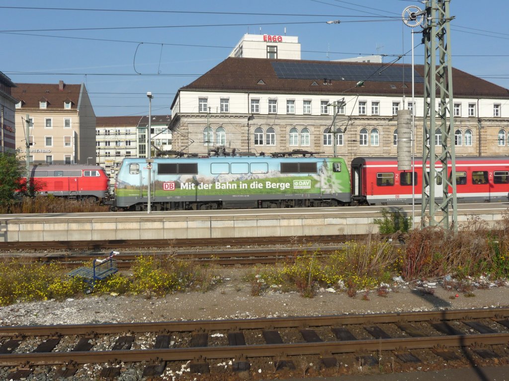 Ein besonderer Leckerbissen: 111 039 mit Werbung fr den Deutschen Alpenverein, leider aus einiger Entfernung am 29.10.2011 in Nrnberg. DB Regio Bayern hat im Gegensatz zu den anderen Geschftsbereichen des Nahverkehrs wohl Gefallen an der Gestaltung attreaktiver Werbeloks gefunden. Mir gefllt's auf jeden Fall.
S1 -> Hartmannshof