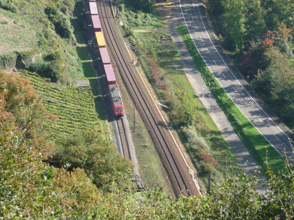 Ein G�terzug f�hrt in den Loreleytunnel ein. 11.10.2010