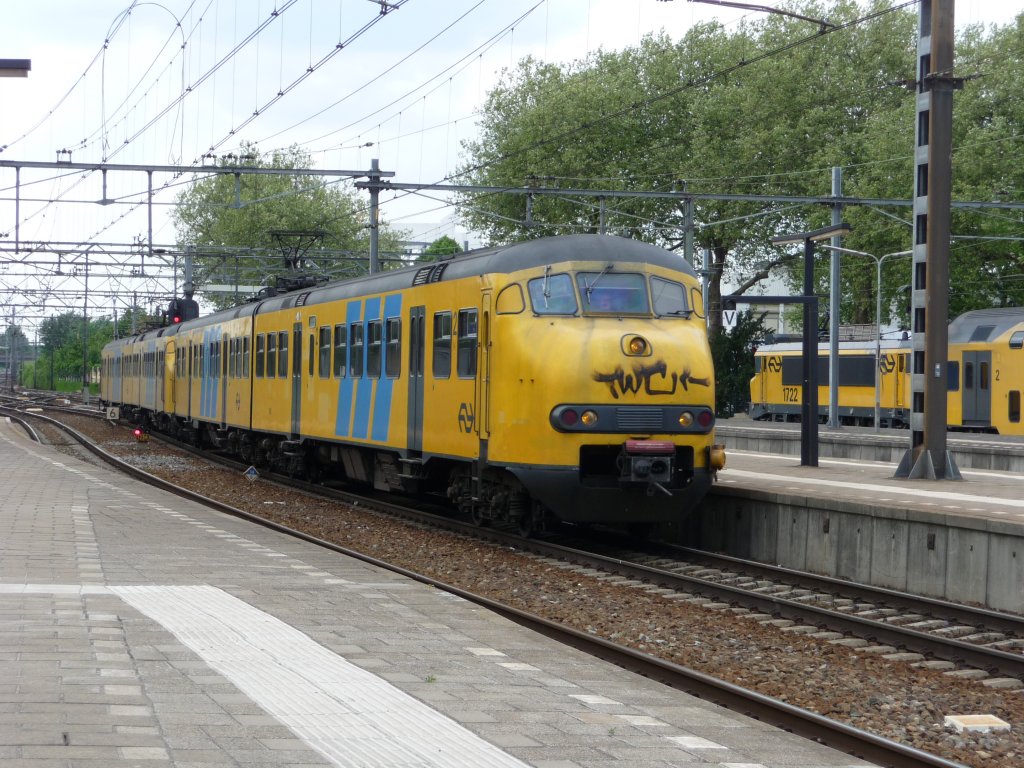 Ein Mat '64-Triebwagen (Plan V) f�hrt in den Bahnhof Dordrecht ein. 29.05.2010