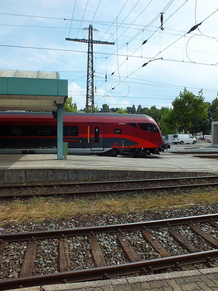 Ein Railjet-Steuerwagen der �BB im Profil. Dieser Zug hatte  dank  des versp�teten EC nach Z�rich ebenfalls rund 10 Minuten Versp�tung, wurde aber aus unerfindlichen Gr�nden nicht vorgelassen, obwohl beide ca. 2 Kilometer vom Bahnhof entfernt in unterschiedliche Richtungen abzweigen. Bregenz, 23.7.13