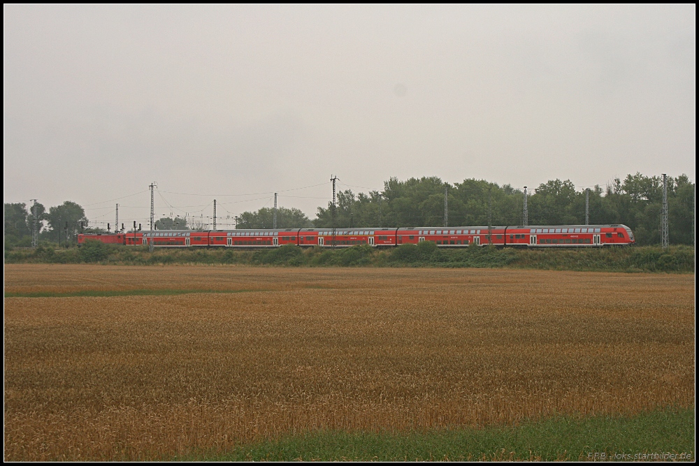 Ein Regionalzug fhrt langsam auf die Flutbrcke bei Biederitz zu. Die Brcke darf nur noch mit geringer Geschwindigkeit befahren werden, da sie Baumngel aufweist (gesehen Biederitz 09.08.2010)