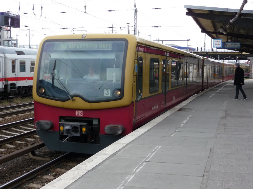 Ein Triebwagen der Baureihe 481 an der Warschauer Stra�e
S5 -> Strausberg Nord