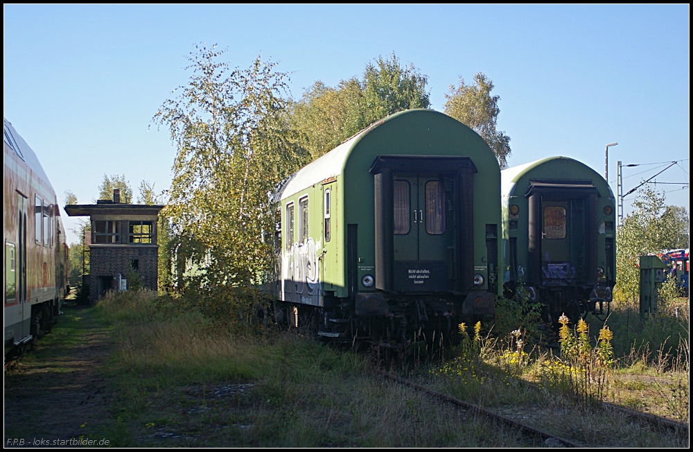 Ein wenig Abseits des Geschehens stehen auf den Abstellgleisen diese ehemaligen DR-Reisezugwagen (gesehen Bw-Fest Lutherstadt Wittenberg 10.10.2010)