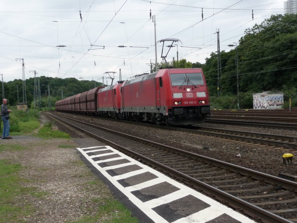 Eine Doppeltraktion 185er mit  185 386 durchf�hrt am 08.08.2012 K�ln-West.
