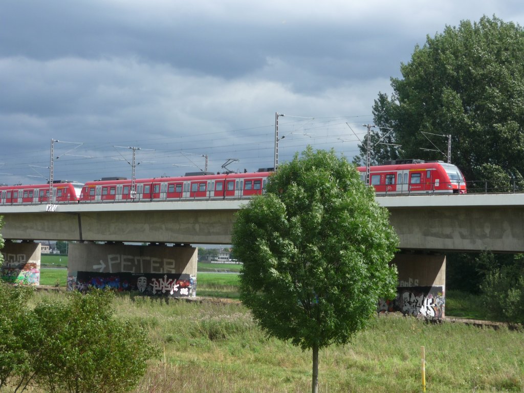 Eine Doppeltraktion 422er berquert am 23.08.2010 die Hammer Rheinbrcke.
S8 -> Mnchengladbach Hauptbahnhof