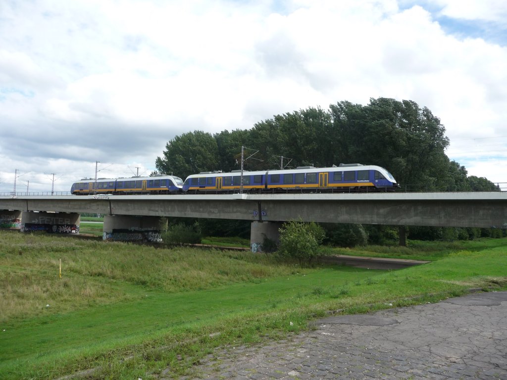 Eine Doppeltraktion unerkannt gebliebener Lints der Nord-Westbahn berquert am 23.08.2010 die Hammer Rheinbrcke.
RE10 -> Kleve