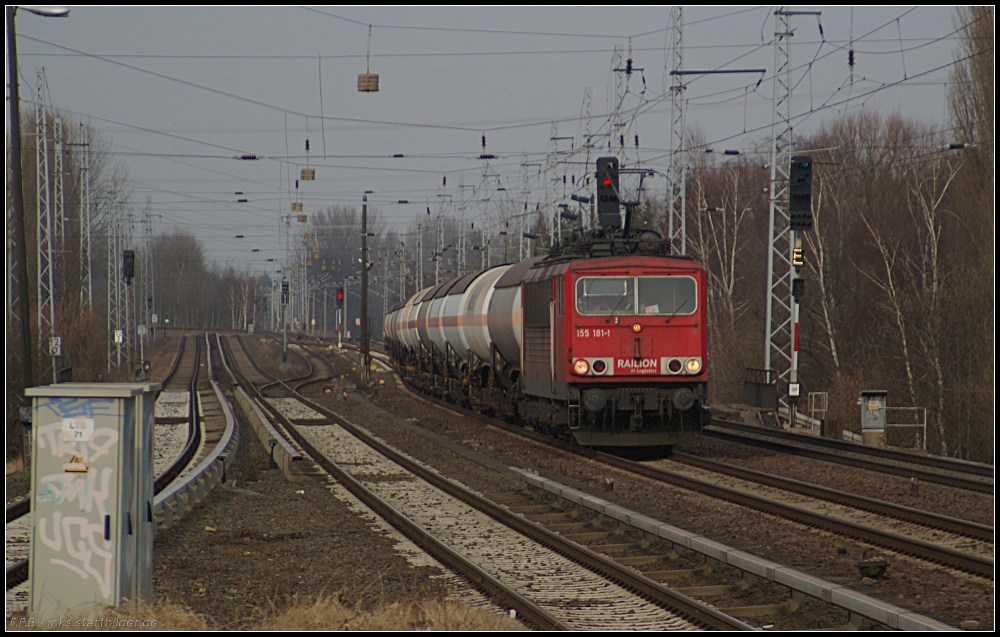 Eine Sichtung mit Fragezeichen. Während das Signal rechts für den Regional-Express schon gute 5 Minuten grünes Signal anzeigt, kam wenige Minuten später das Blocksignal für DB Schenker 155 181-1 Richtung Süden dazu. Auf den ersten Blick nicht weiter schlimm, aber beide Richtungsgleise werden über dem Karower Kreuz eingleisig. Auf Höhe des Karower Stellwerks hat es immer wieder beinahe Unfälle mit Flüssiggaszügen gegeben, ESTW ist hier nicht verbaut. So stellt sich die Frage wie beide Richtungsgleise über einen eingleisigen Streckenabschnitt freigeschaltet werden können, ob es da keine Sicherungen gibt (gesehen Berlin Karow 13.03.2011)