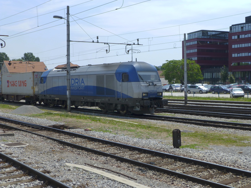 Einen Containerzug ziehend f�hrt 2016 921 (92 81 2016 921-6 A-LTE), eine der beiden zu Adria Transport (eine Tochter der Graz-K�flacher Eisenbahn) geh�renden ER20er, durch den Hauptbahnhof von Ljubljana.