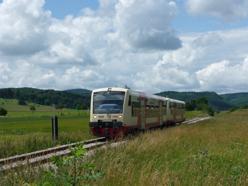 HzL-Triebwagen 213 f�hrt am 06.07.2009 mit einem Schwesterfahrzeug �ber die Schw�bische Alb in Richtung Gammertingen.