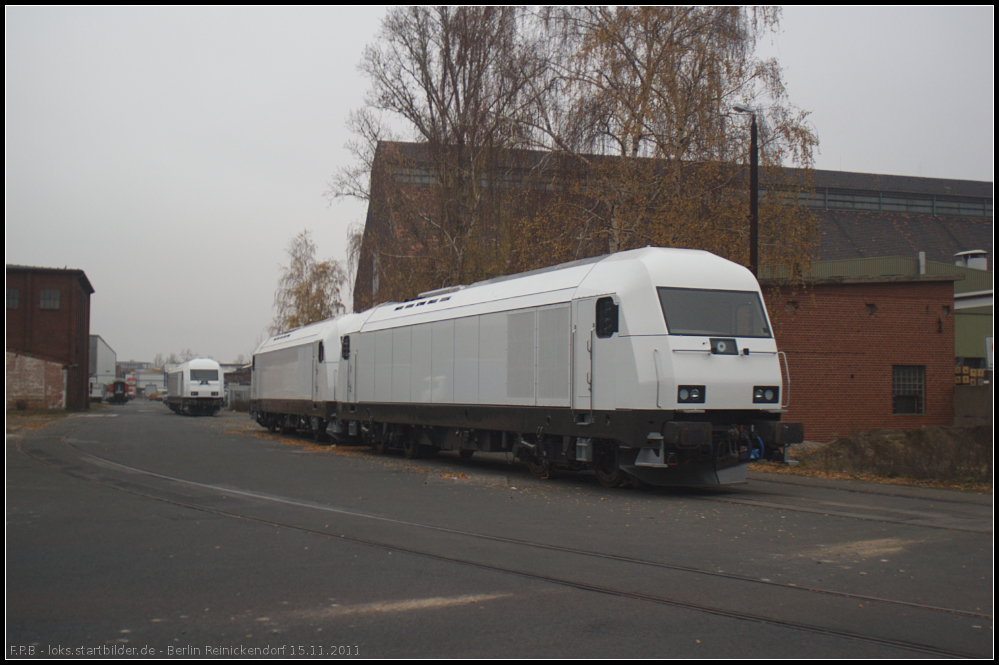 In unschuldigem Weiss stehen die drei ER 20 am 15.11.2011 in Berlin Reinickendorf. Wer die Loks bekommt und welche Nummern sie erhalten konnte zum Aufnahmezeitpunkt nicht geklrt werden.