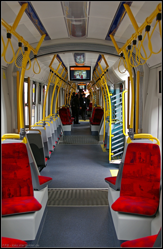 Innenraum der Swing-Straenbahn. Interessant ist die Anordnung der Sitze in den bergngen (INNOTRANS 2010 Berlin 21.09.2010)