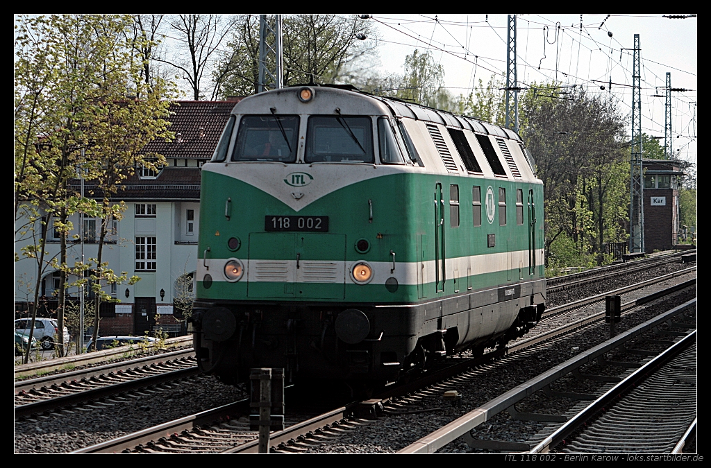 ITL 118 002 kommt überraschend am Fotopunkt vorbei (V180 BB, NVR-Nummer 9280 1228 585-6 D-ITL, ex RBG D06, ex DR 228 552, gesehen Berlin Karow 28.04.2010)