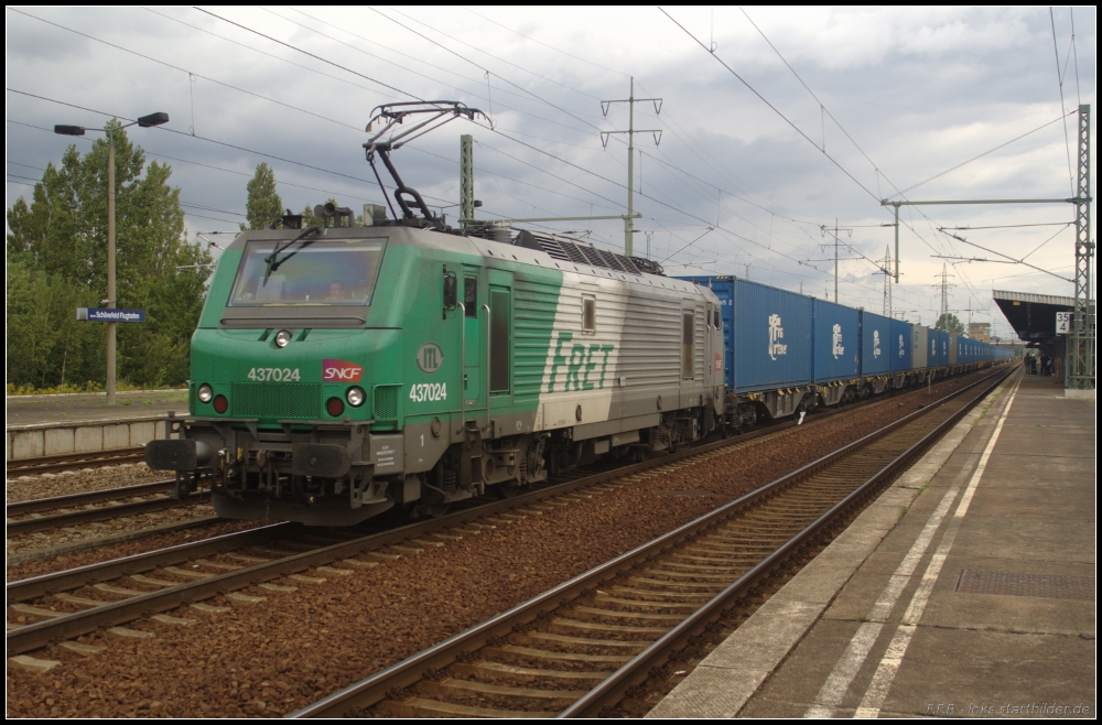 ITL 437024, angemietet von SNCF/FRET, mit der  Blauen Wand  am 29.08.2011 in Berlin Schnefeld Flughafen (NVR-Nummer 91 87 0037 024-3 F-AKIEM)