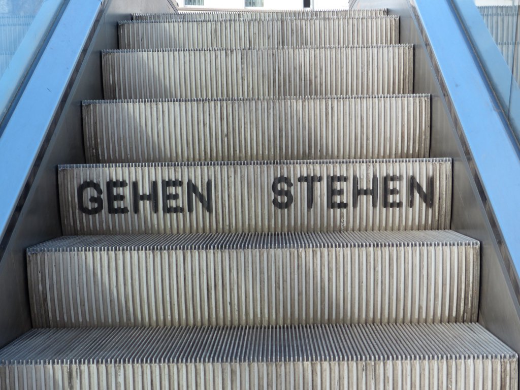 Links gehen, rechts stehen auf Rolltreppen - darauf wird am Mariannenplatz in Stuttgart extra hingewiesen. 12.4.2013
