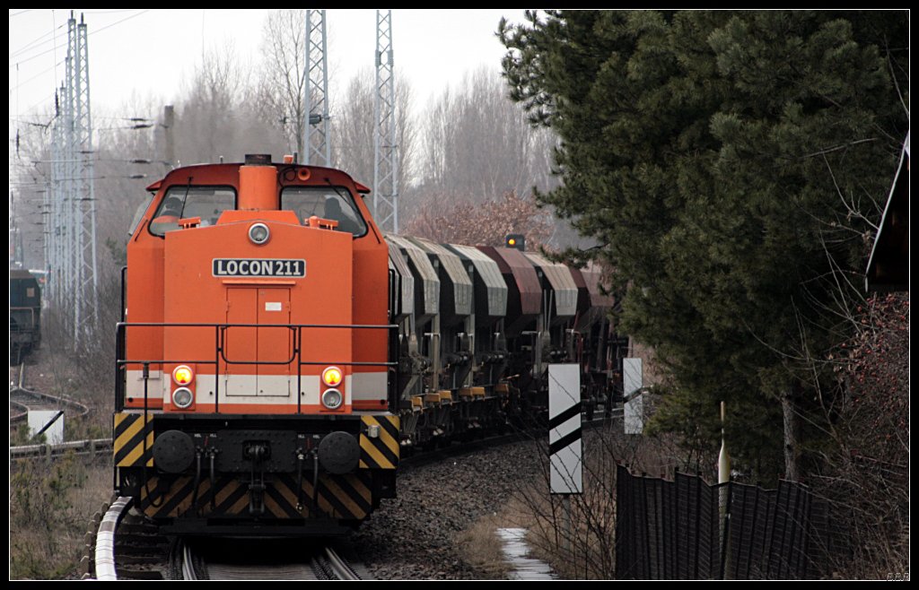 LOCON 211 auf Abwegen: Zu Rangierarbeiten schob die Lok mehrere Schttgutwagen auf dem S-Bahngleis nach Kpenick um dort die Gleise zu kreuzen und dann wieder auf die  normalen  Gleise zu wechseln ([NVR-Nummer: 92 80 1293 502-1 D-LOCON - iwD 01.2000 ADtranz, ex WAB, ex EBGO, ex WEG, ex EfW, ex LDS, ex Uwe Adam, ex MRG, ex LTH, ex Railion, gesehen Berlin Hirschgarten, 13.03.2010)